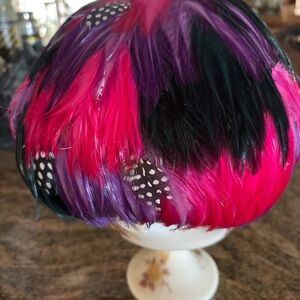 VTG Feather Cap Round Roaring 20s Ladies Hat Fragile purple  pink Guinea party